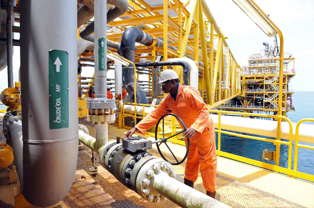 Nigeria signs oil deal to unlock $10 bn investment