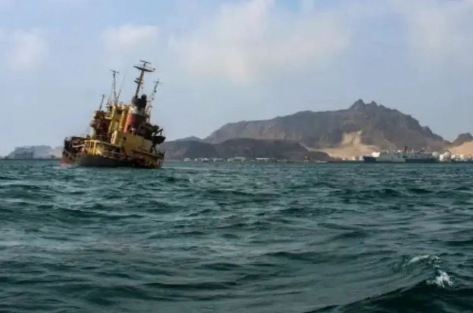 Yemen boat sinks
