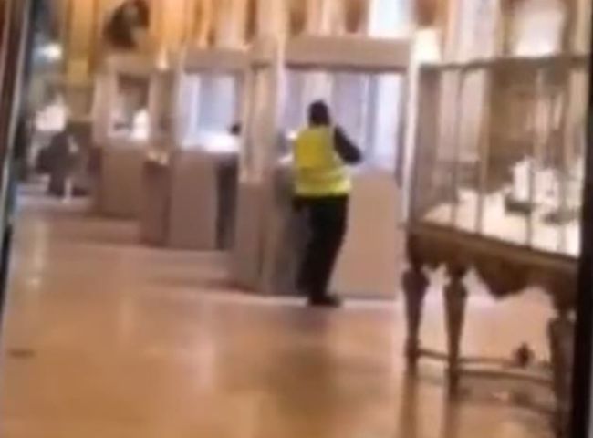 LOUVRE JEWEL HEIST