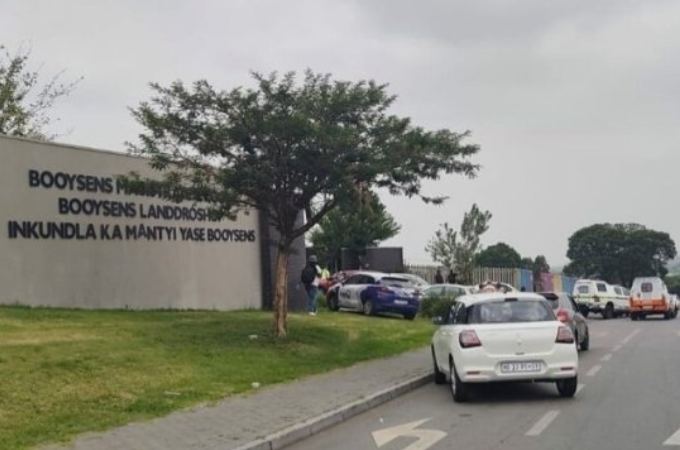 Gunmen open fire outside Booysens Court: 2 dead, 3 wounded