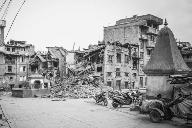 Major quake off Philippines kills at least 15, triggers tsunami warnings