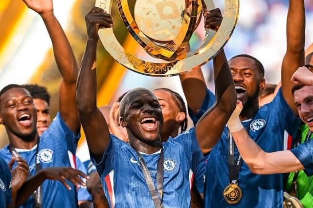 From barefoot kid, to millionaire star, Caiceido keeps chasing trophies