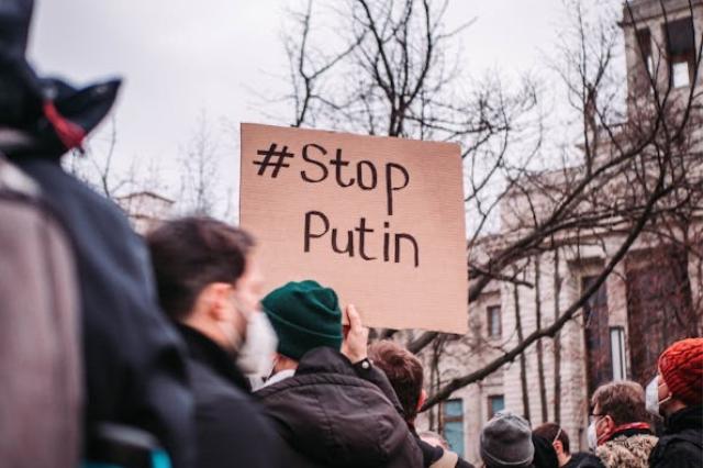 Russian strikes kill one, wound two dozen in Ukraine
